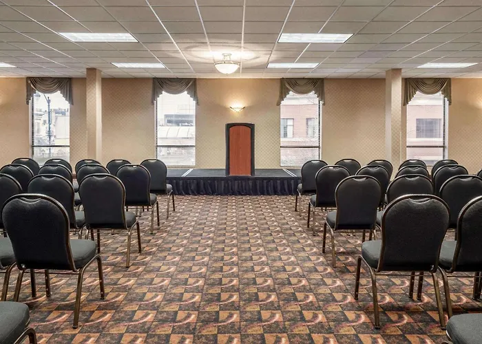Wyndham Centre Hotel 3*