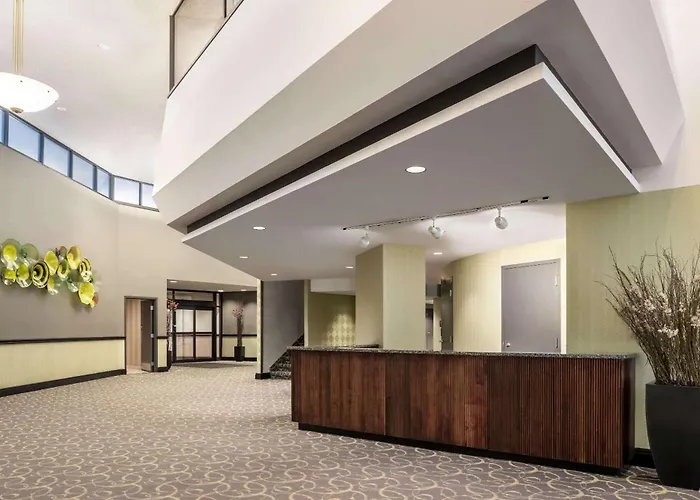 Wyndham Centre Hotel 3*